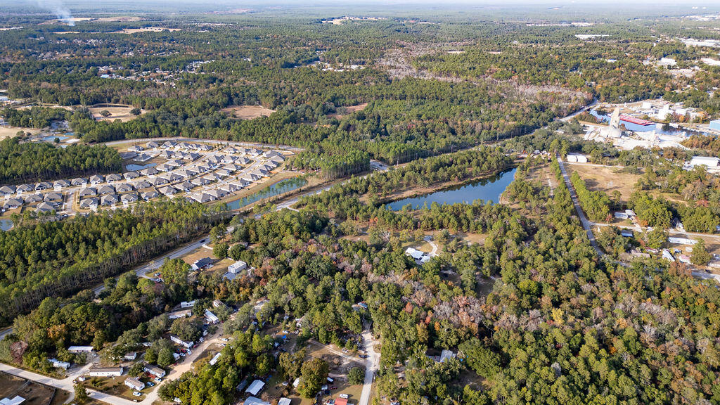 78 April Court Freeport, FL 32439 - Photo 3 of 18