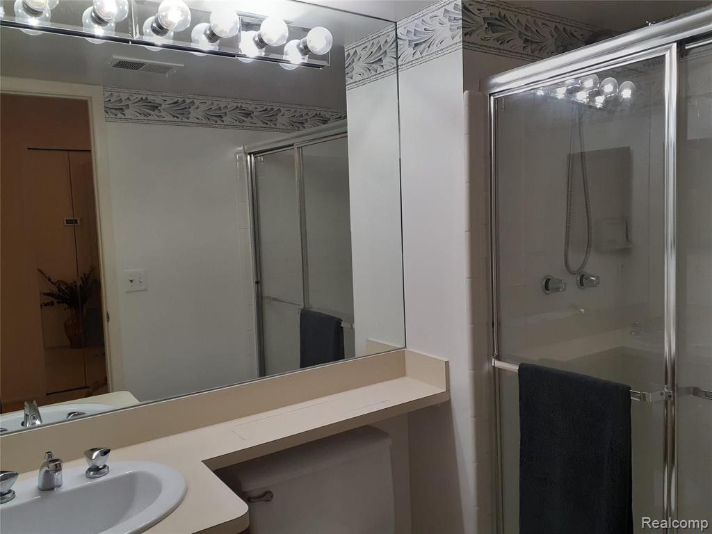 27420 Evergreen Road, Unit 34 Lathrup Village, MI 48076 - Photo 9 of 20