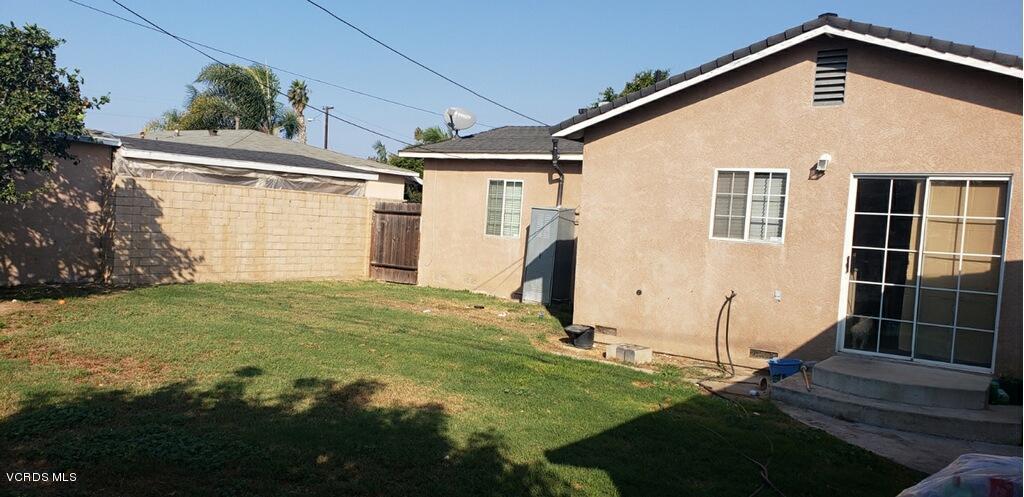252 Smith Street Oxnard, CA 93033 - Photo 3 of 19 a front view of a house with garden
