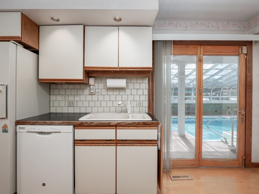 8 Roberta Drive Dartmouth, MA 02748 - Photo 19 of 42