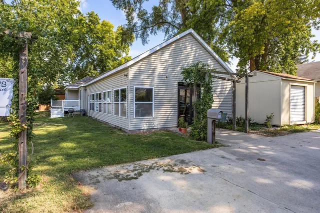 a view of a house with a yard