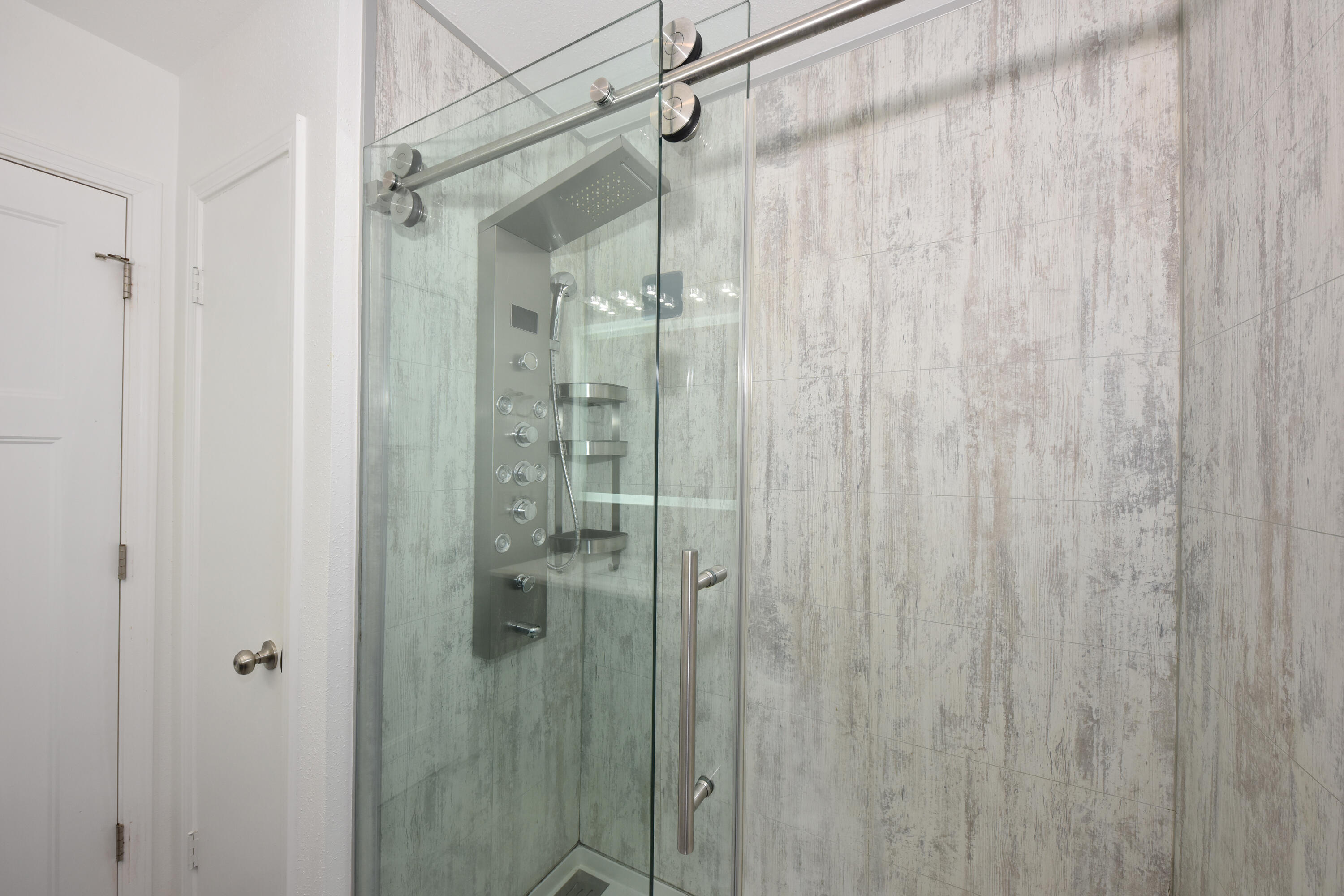5669 South 24th Street Milwaukee, WI 53221 - Photo 20 of 33 Main Bath