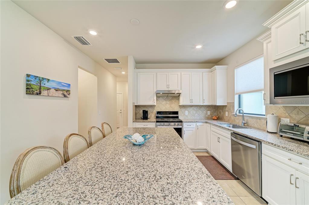 7013 Hanover Court Lakewood Ranch, FL 34202 - Photo 12 of 64