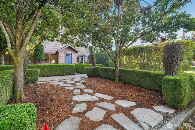 a view of a house with a yard