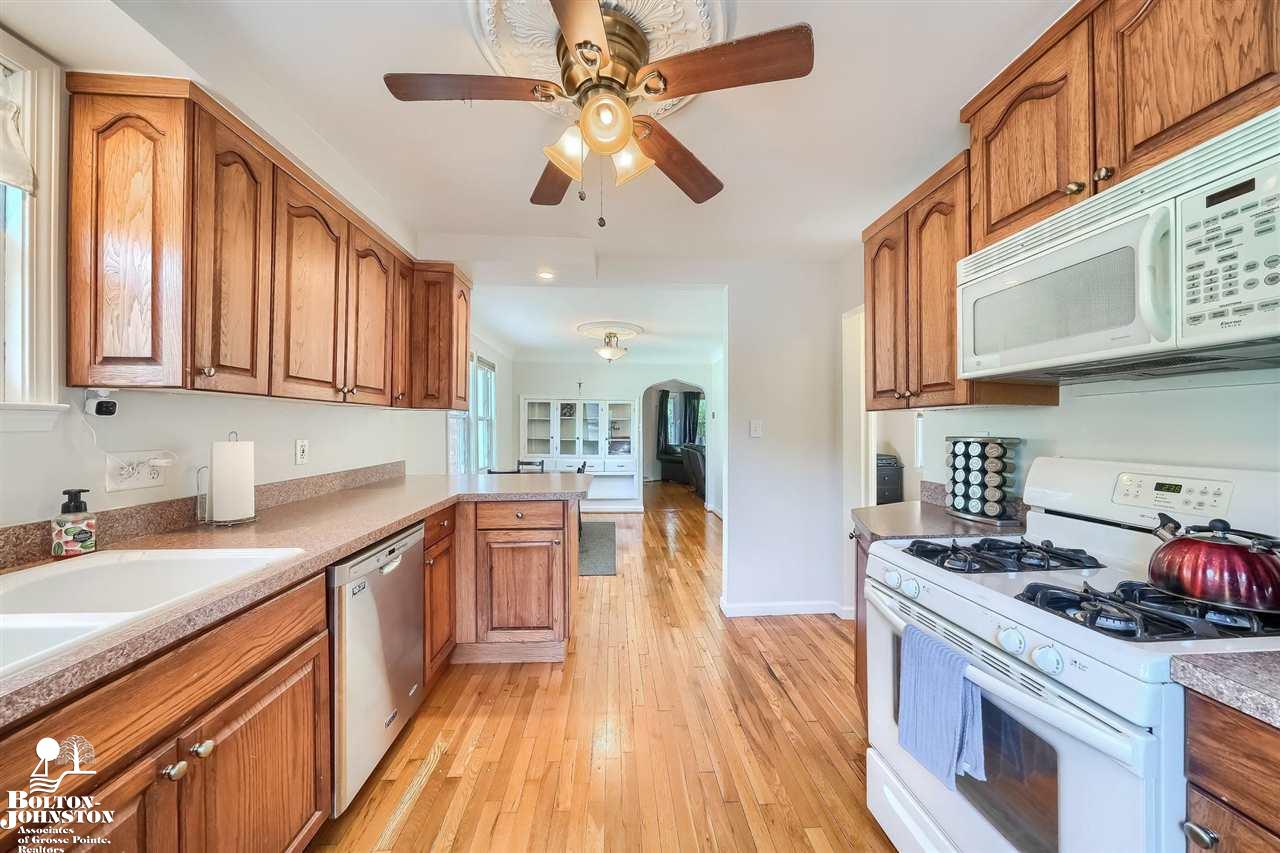 2110 Roslyn Road Grosse Pointe Woods, MI 48236 - Photo 10 of 30