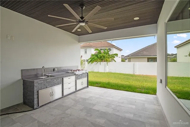 a view of a backyard