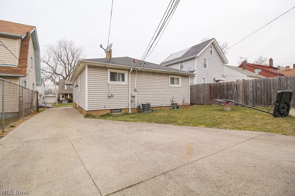 4727 Blythin Road Cleveland, OH 44125 - Photo 3 of 26
