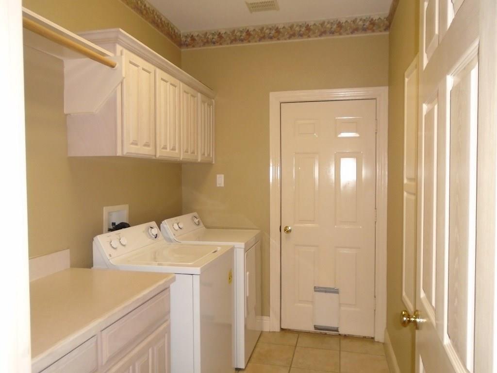 6905 Vista Ridge Court Fort Worth, TX 76132 - Photo 7 of 13 a utility room with dryer and washer