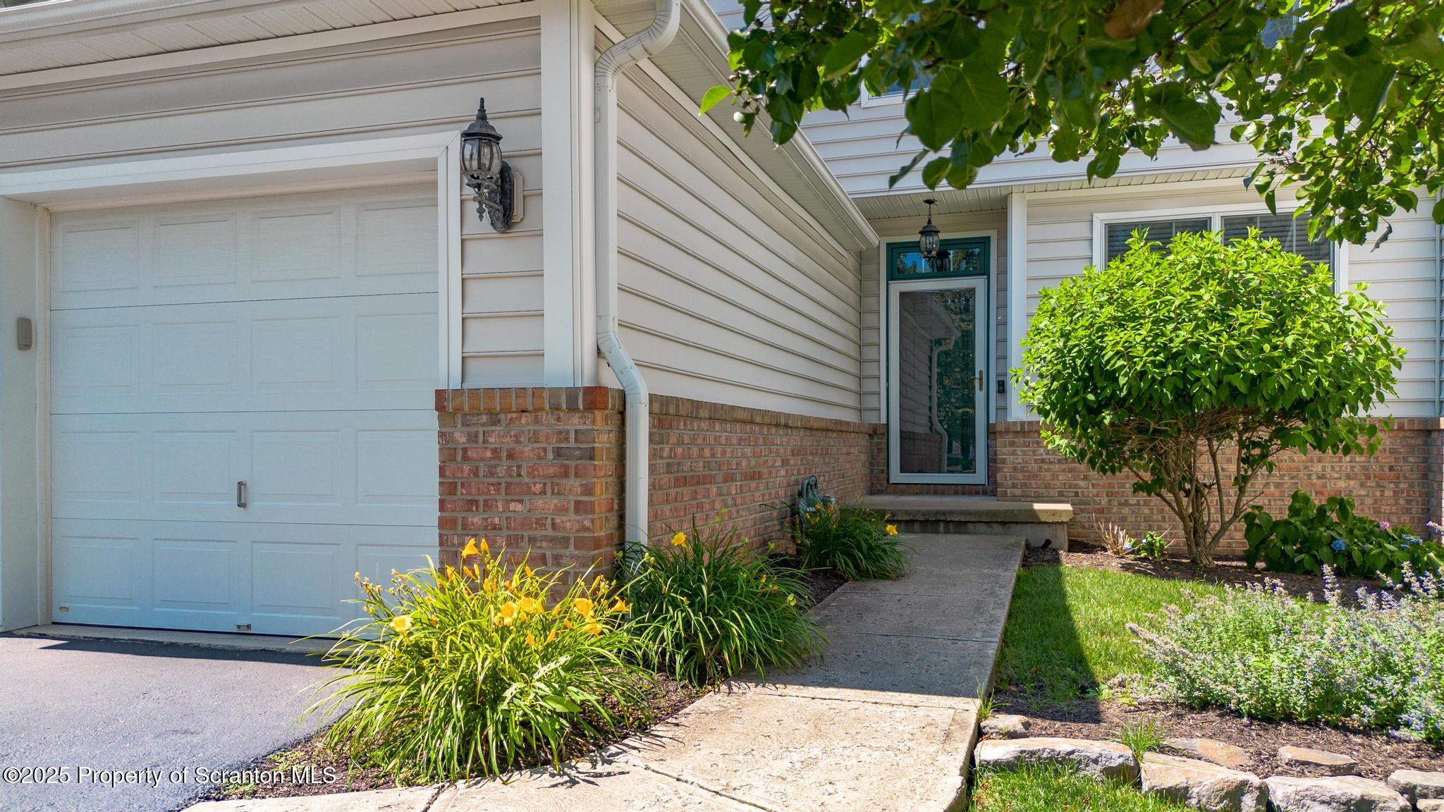 2103 Robinson Cl Moosic, PA 18507 - Photo 5 of 40 Entrance