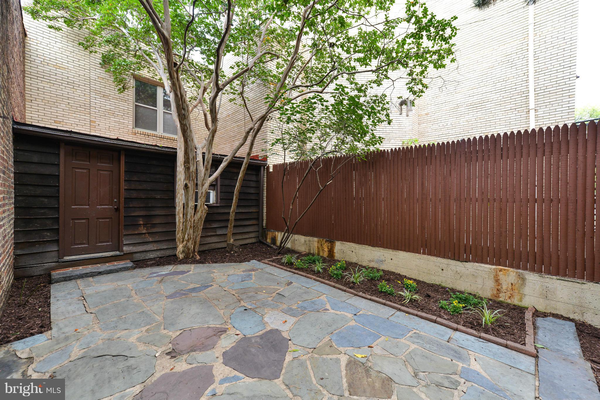 814 E Street Southeast Washington, DC 20003 - Photo 25 of 30 a backyard of a house