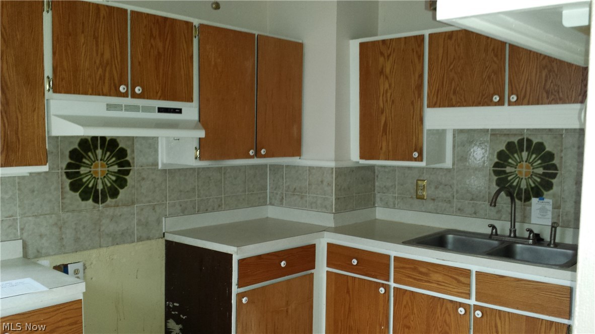 964 Brittain Road Akron, OH 44305 - Photo 3 of 12 Gallery Image 3