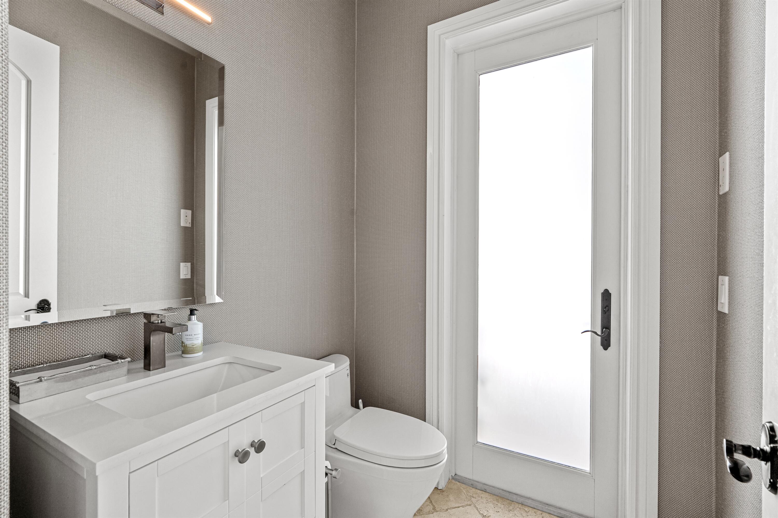 2320 Northeast 34th Court Lighthouse Point, FL 33064 - Photo 19 of 60 POWDER_ROOM