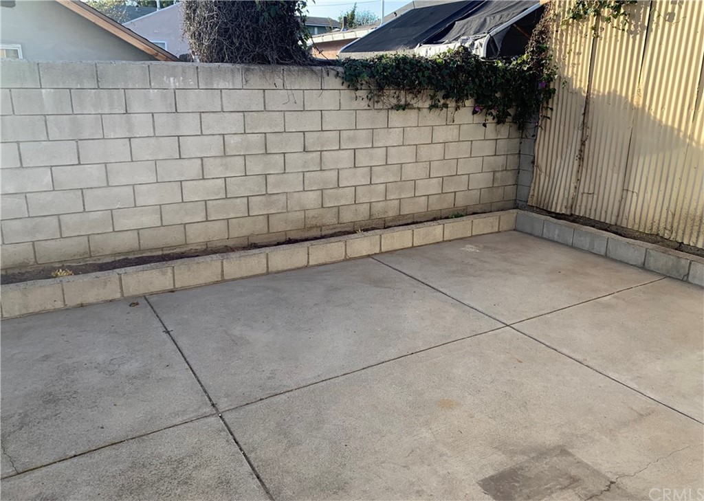 447 Martelo Avenue Pasadena, CA 91107 - Photo 17 of 24 a bathroom with a shower
