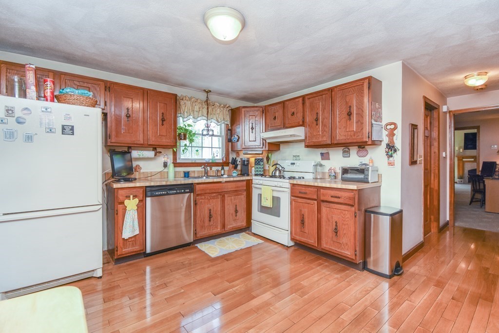 8 Whittier Road Billerica, MA 01821 - Photo 5 of 41