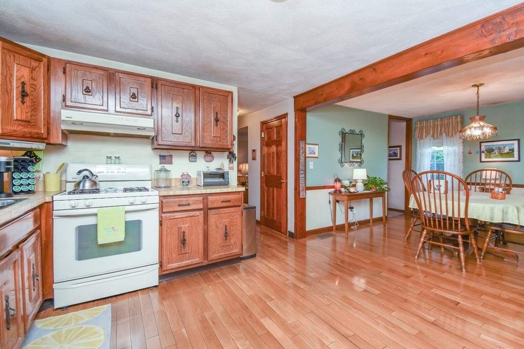 8 Whittier Road Billerica, MA 01821 - Photo 6 of 41