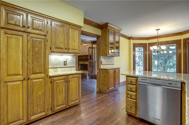 2006 Hartland Road Franklin, TN 37069 - Photo 11 of 20 Stained oak cabinets in the kitchen and a nice bay window with view of the private back yard.