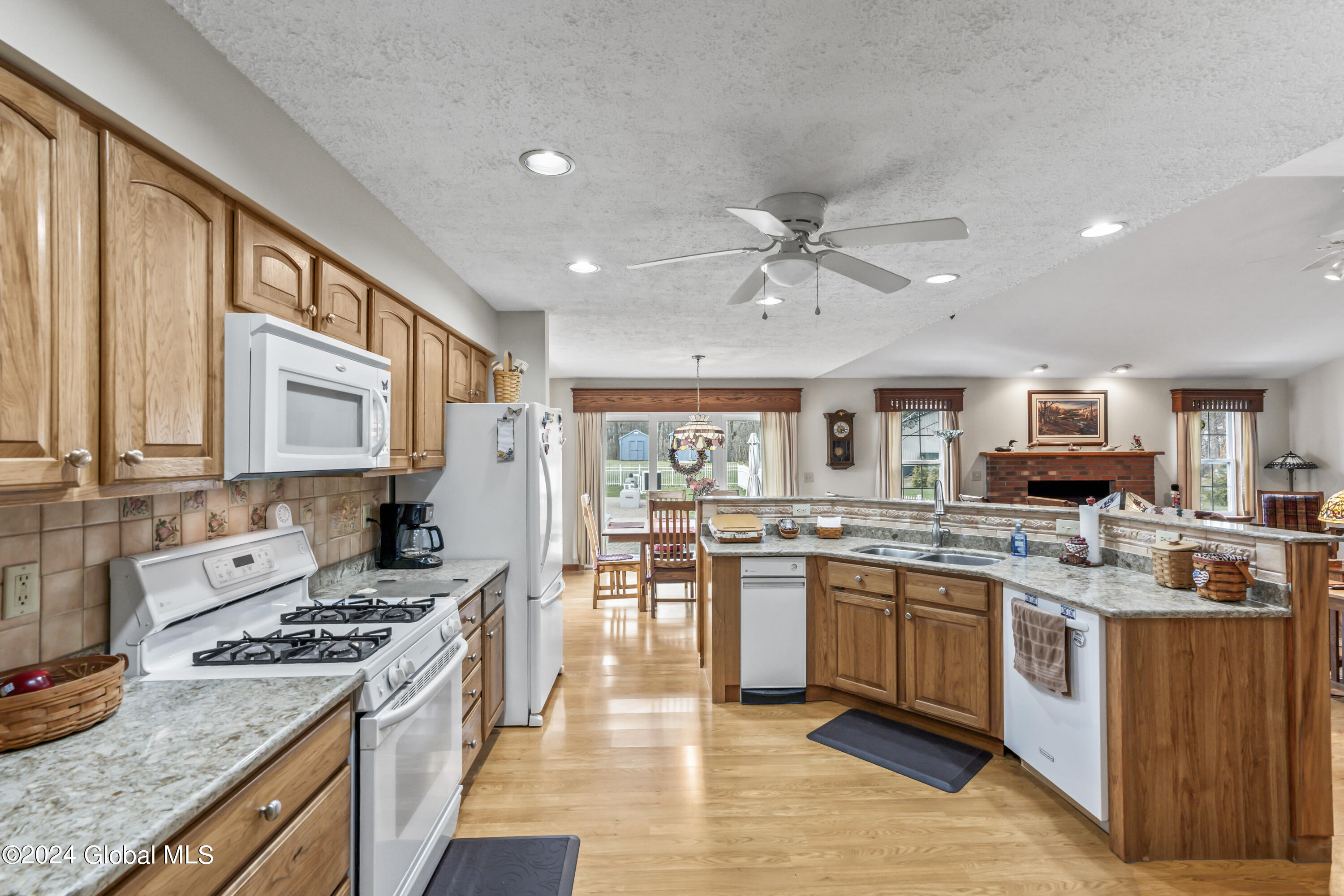 71 Raylinsky Road Malta, NY 12019 - Photo 6 of 49 DSC07526