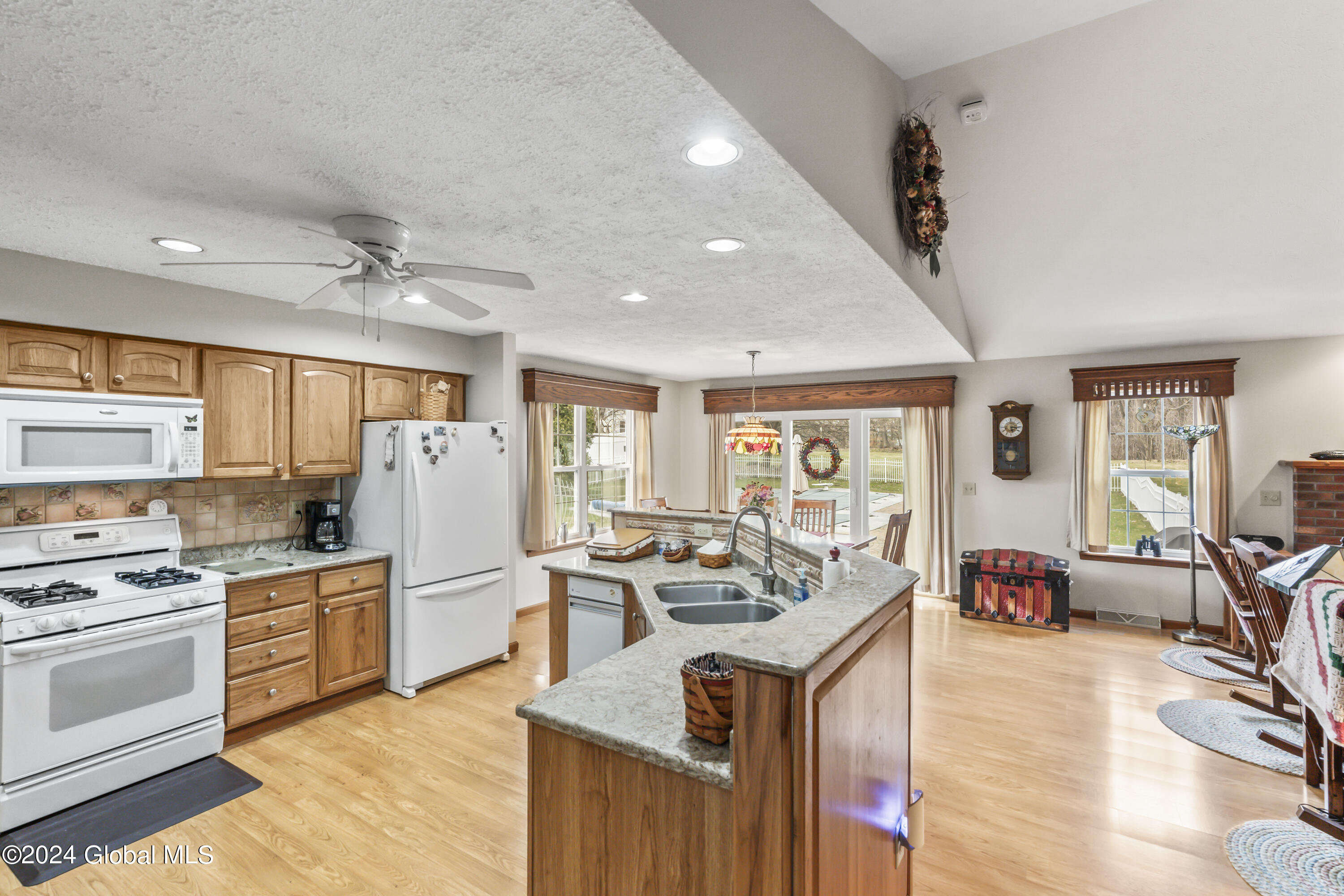 71 Raylinsky Road Malta, NY 12019 - Photo 7 of 49 DSC07514