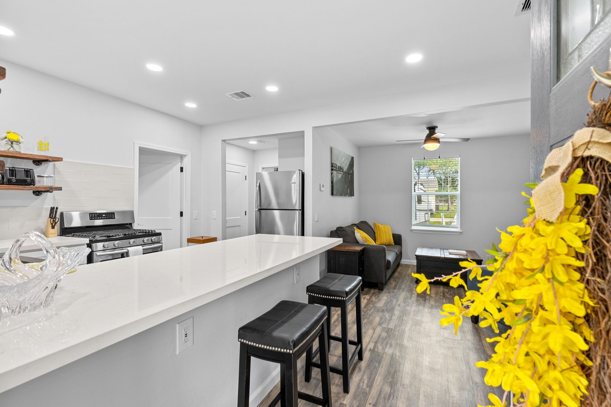 412 Waco Avenue League City, TX 77573 - Photo 4 of 28 a living room with furniture and a table
