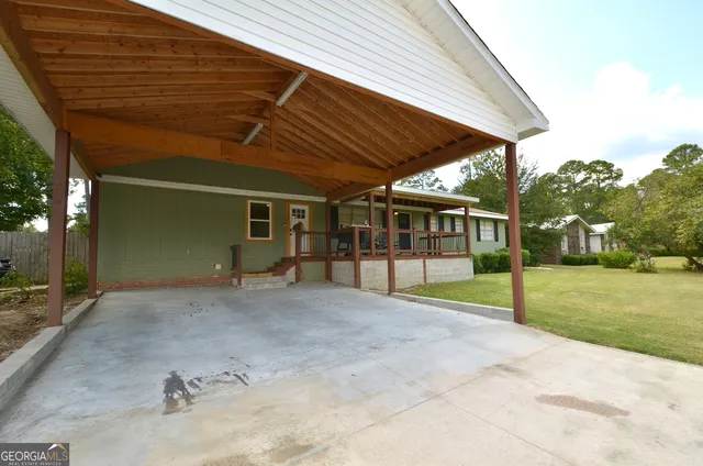 a view of a house with backyard and porch