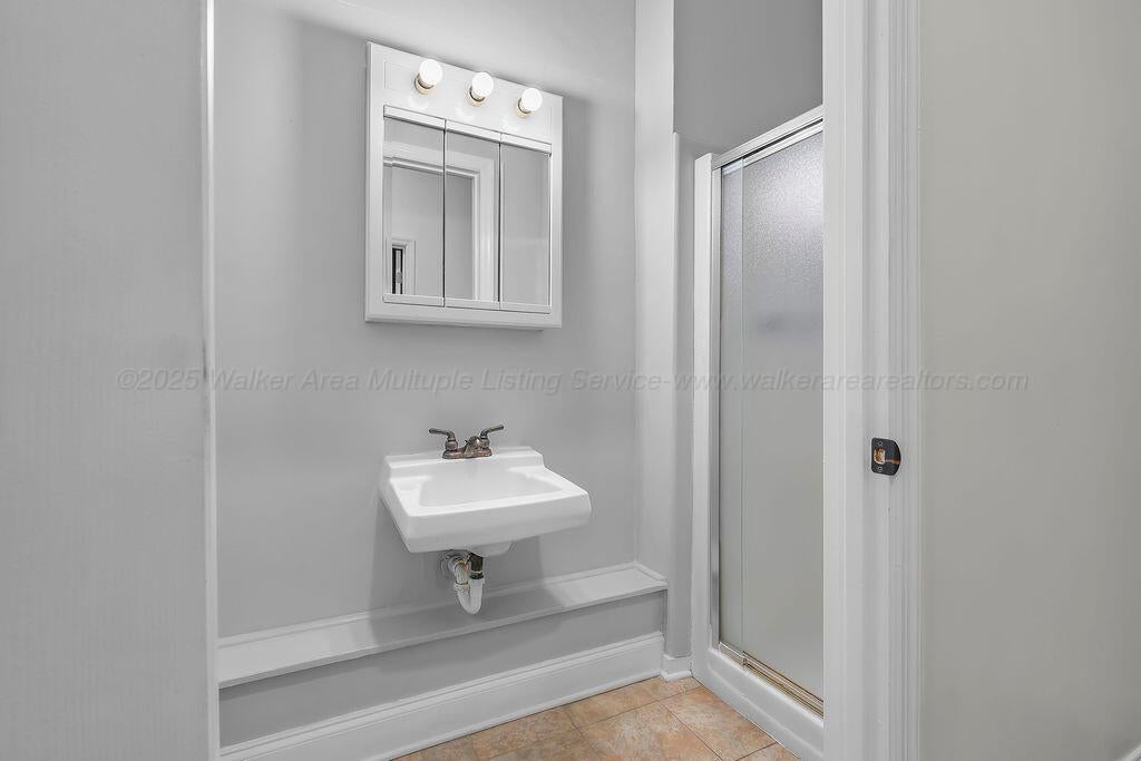 2608 Briarcliff Road Jasper, AL 35504 - Photo 22 of 26 Full bathroom.