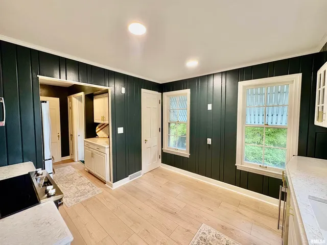 $385,000 | 71 Park Ln Drive, Galesburg, IL 61401