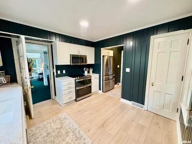 $385,000 | 71 Park Ln Drive, Galesburg, IL 61401