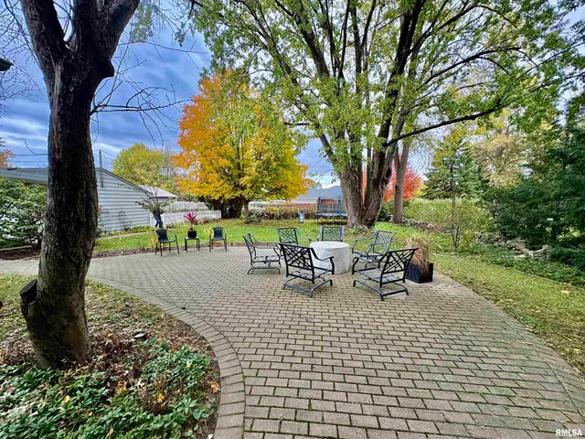 $385,000 | 71 Park Ln Drive, Galesburg, IL 61401