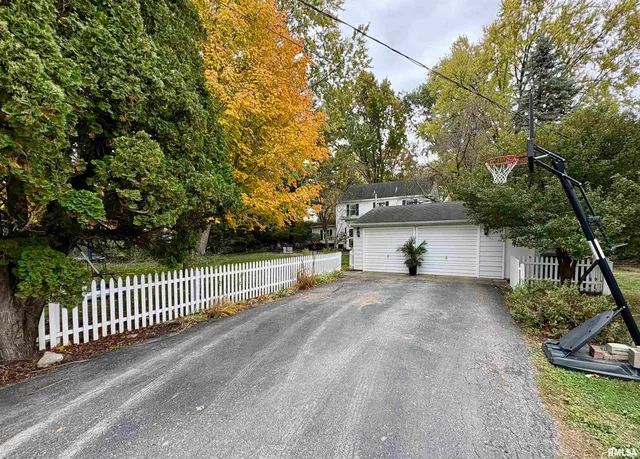 $385,000 | 71 Park Ln Drive, Galesburg, IL 61401