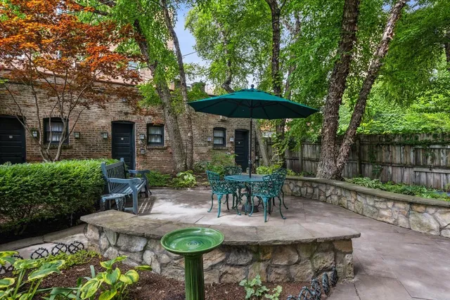 $800,000 | 4616 North Magnolia Avenue, Unit 1, Chicago, IL 60640