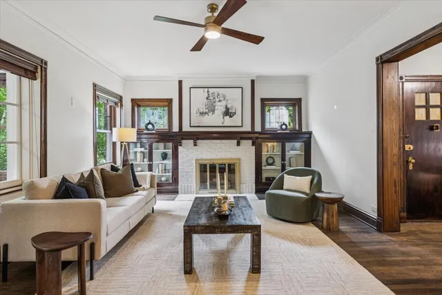 $800,000 | 4616 North Magnolia Avenue, Unit 1, Chicago, IL 60640