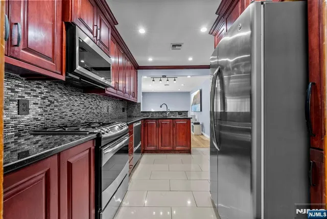 $699,000 | 14 Weeks Court, Clifton, NJ 07013