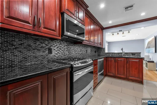 $699,000 | 14 Weeks Court, Clifton, NJ 07013