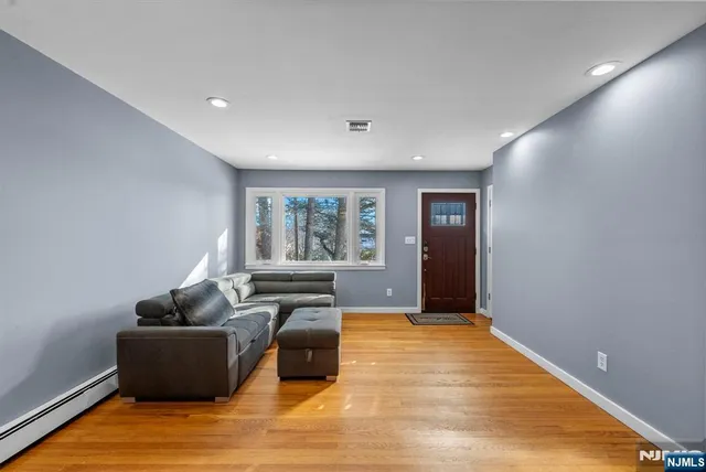 $699,000 | 14 Weeks Court, Clifton, NJ 07013