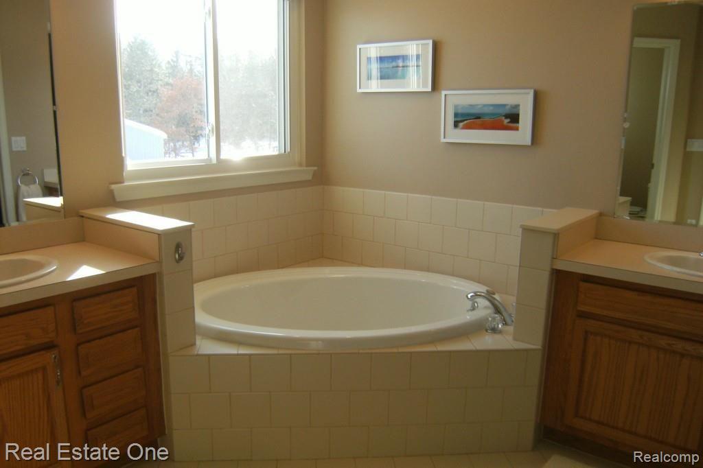 3133 East Maple Road Wixom, MI 48393 - Photo 17 of 37 Oval Soaker Tub!