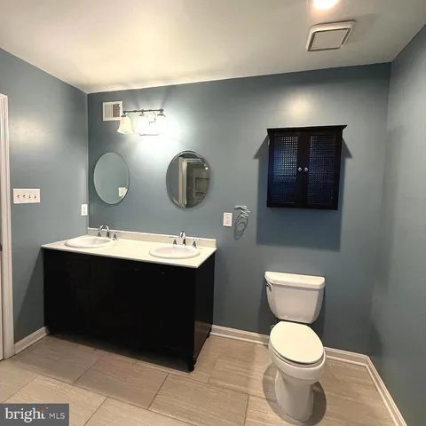 en empty room with windows and ceiling fan