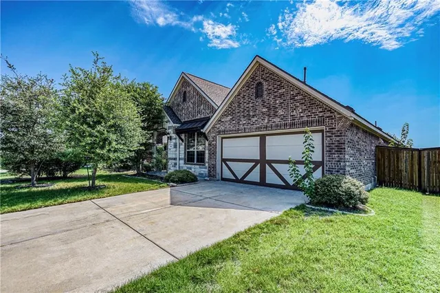 a view of house with garden and trees