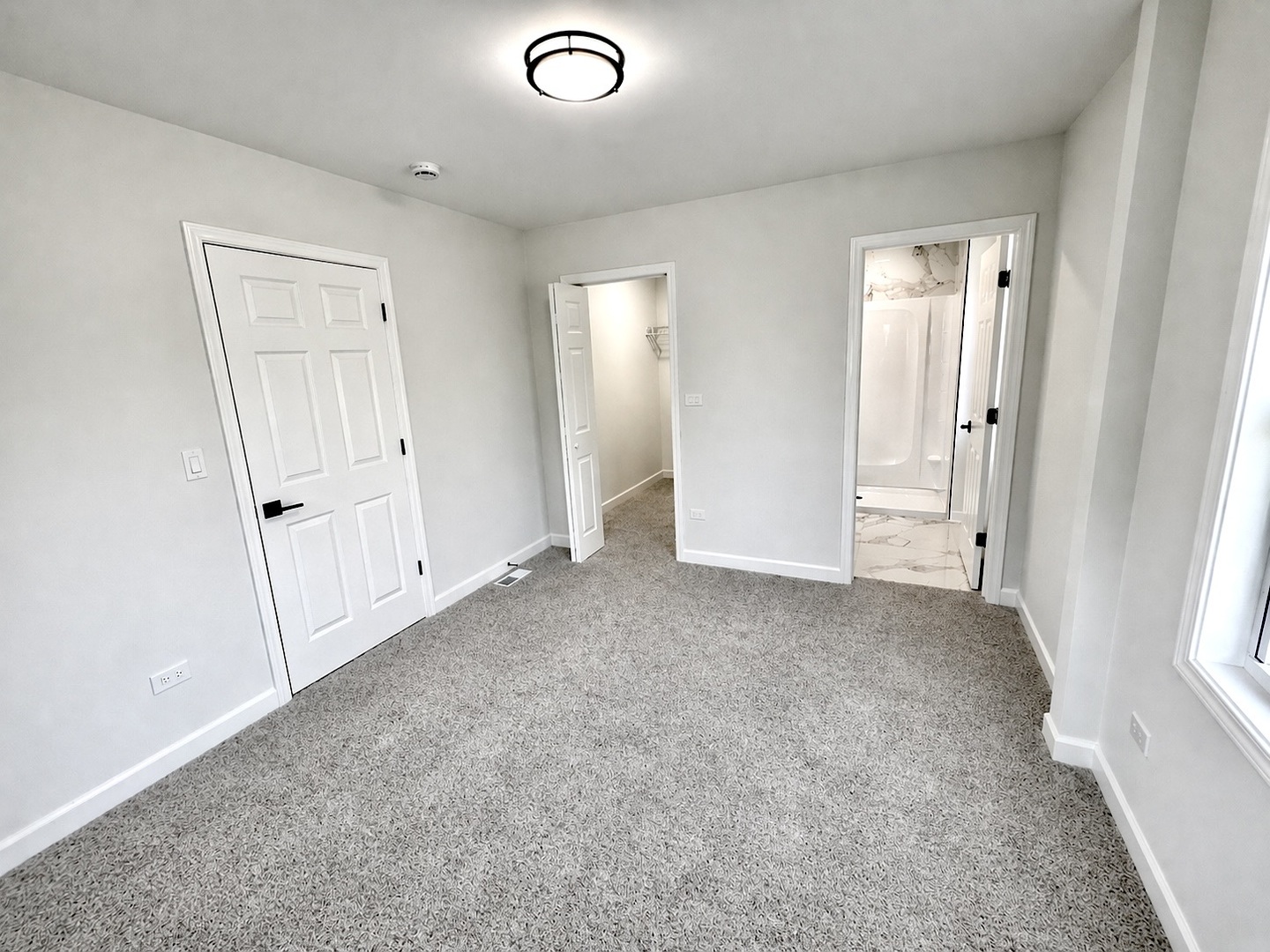 126 Prairie Street Ottawa, IL 61350 - Photo 8 of 15 an empty room with windows and closet