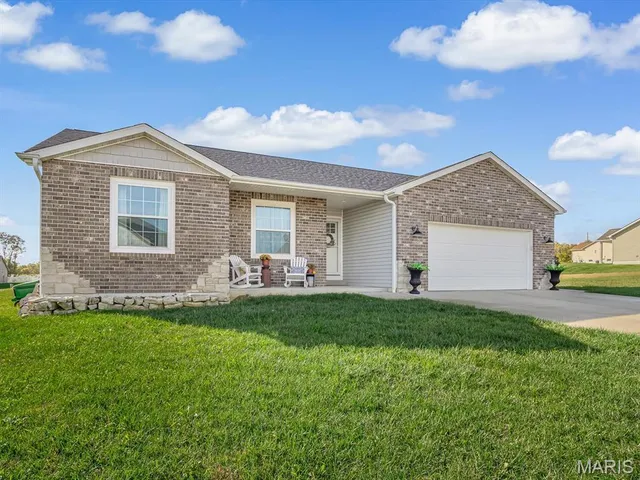 $310,000 | 510 Cliff View Place, Valmeyer, IL 62295