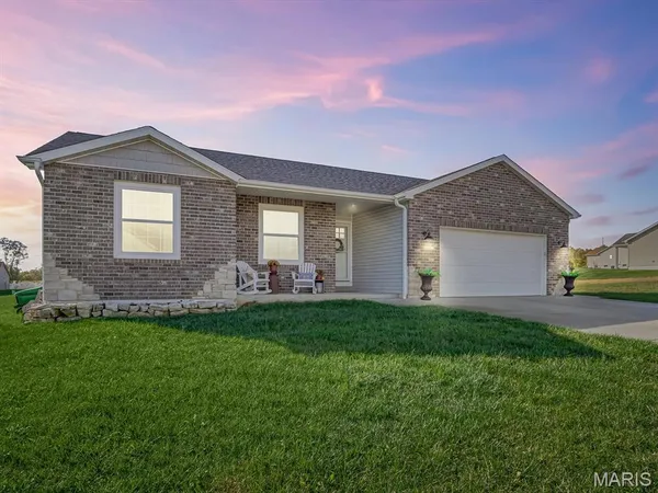 $305,000 | 510 Cliff View Place, Valmeyer, IL 62295