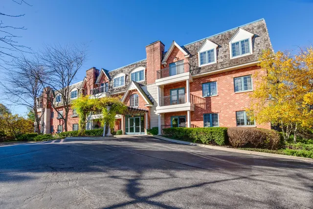 $499,000 | 153 East Laurel Avenue, Unit 305, Lake Forest, IL 60045