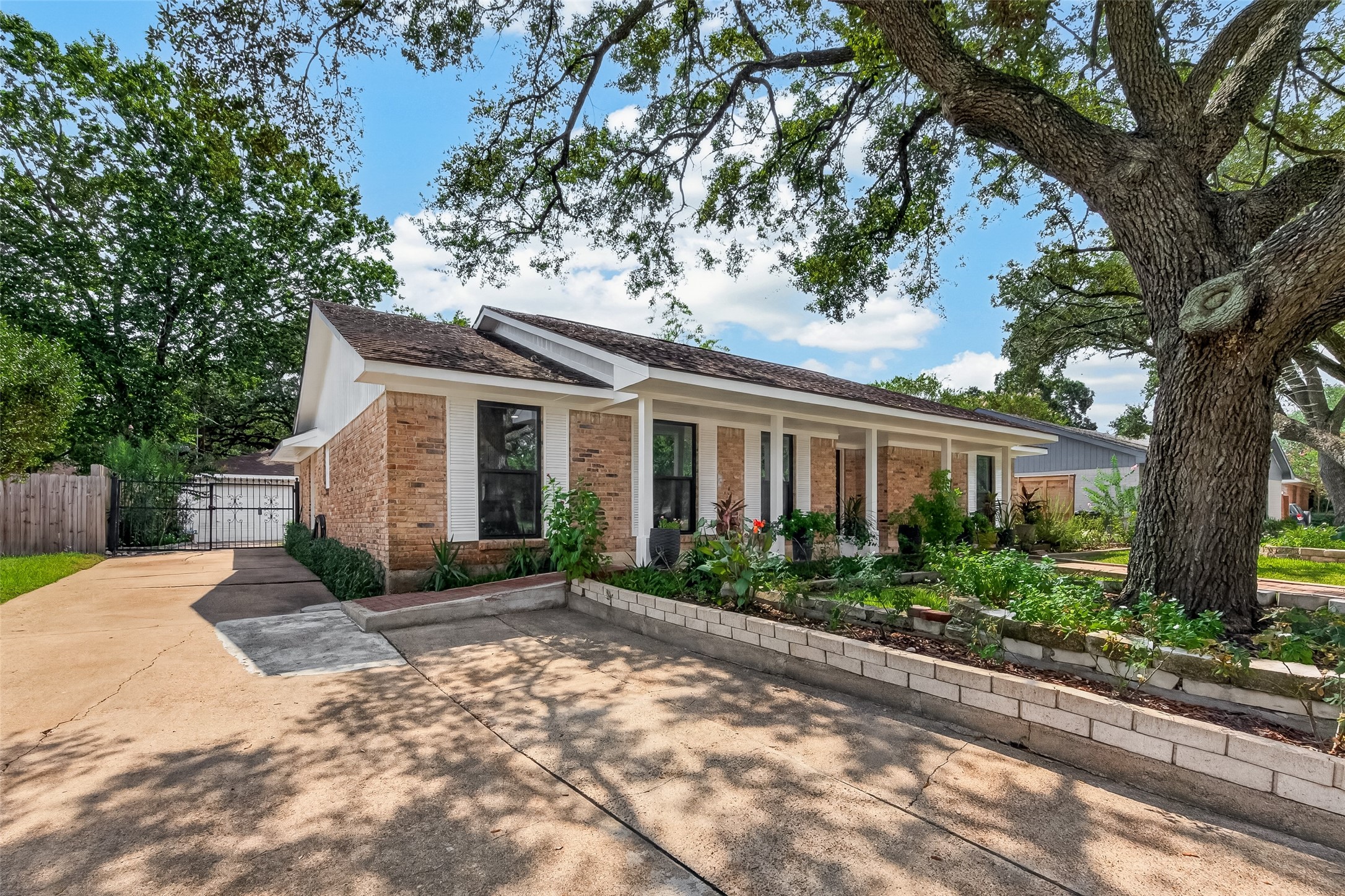 10807 Chimney Rock Road Houston, TX 77096 - Photo 2 of 35 Additional parking to accommodate guests.
