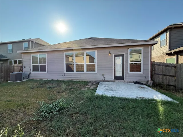 a view of front of a house with a yard