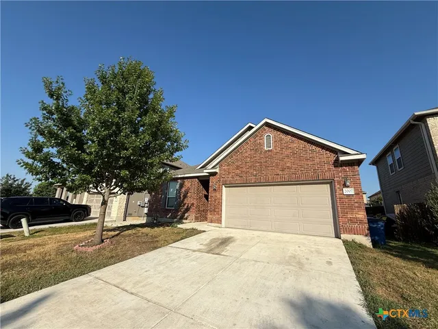 a view of backyard of the house