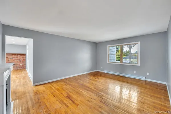 $949,999 | 10 Winnetica Lane, East Islip, NY 11730