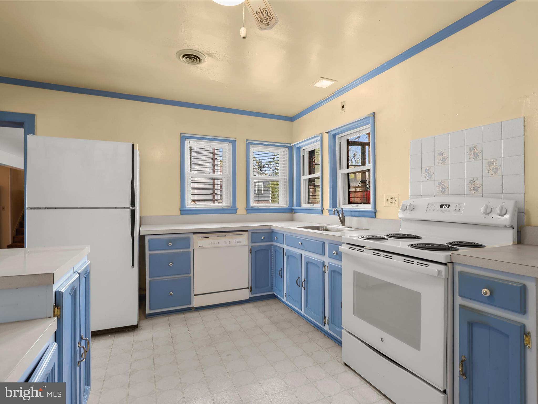 9151 Riverhill Road Laurel, MD 20723 - Photo 10 of 41 a kitchen with granite countertop a sink stove and refrigerator