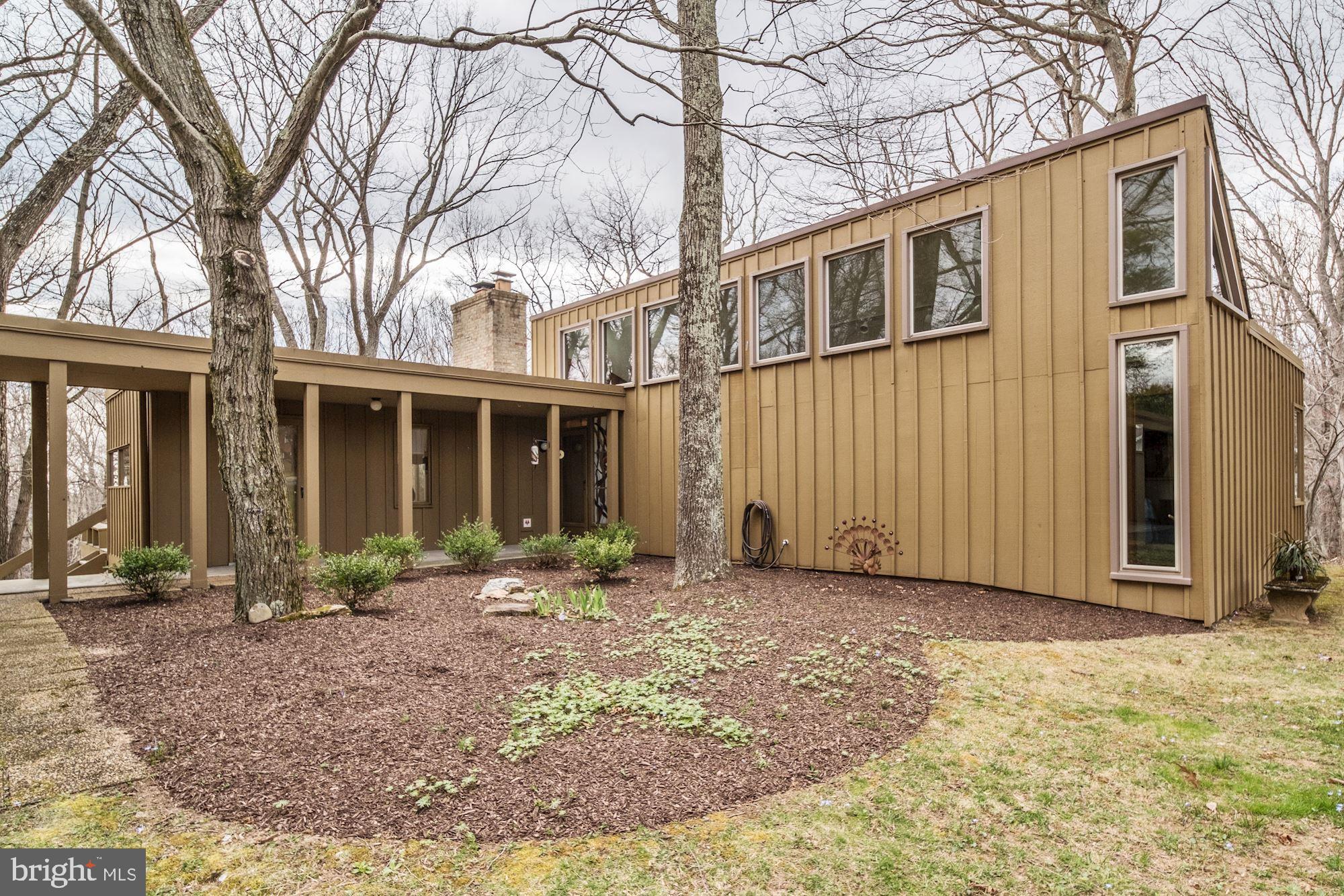 24300 Hanson Road Gaithersburg, MD 20882 - Photo 2 of 29 Front of house with view of clerestory windows