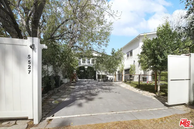a view of a yard with a house