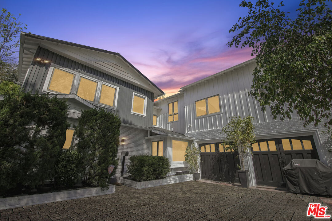 5527 Columbus Avenue Sherman Oaks, CA 91411 - Photo 3 of 29 a front view of a residential apartment building with a yard