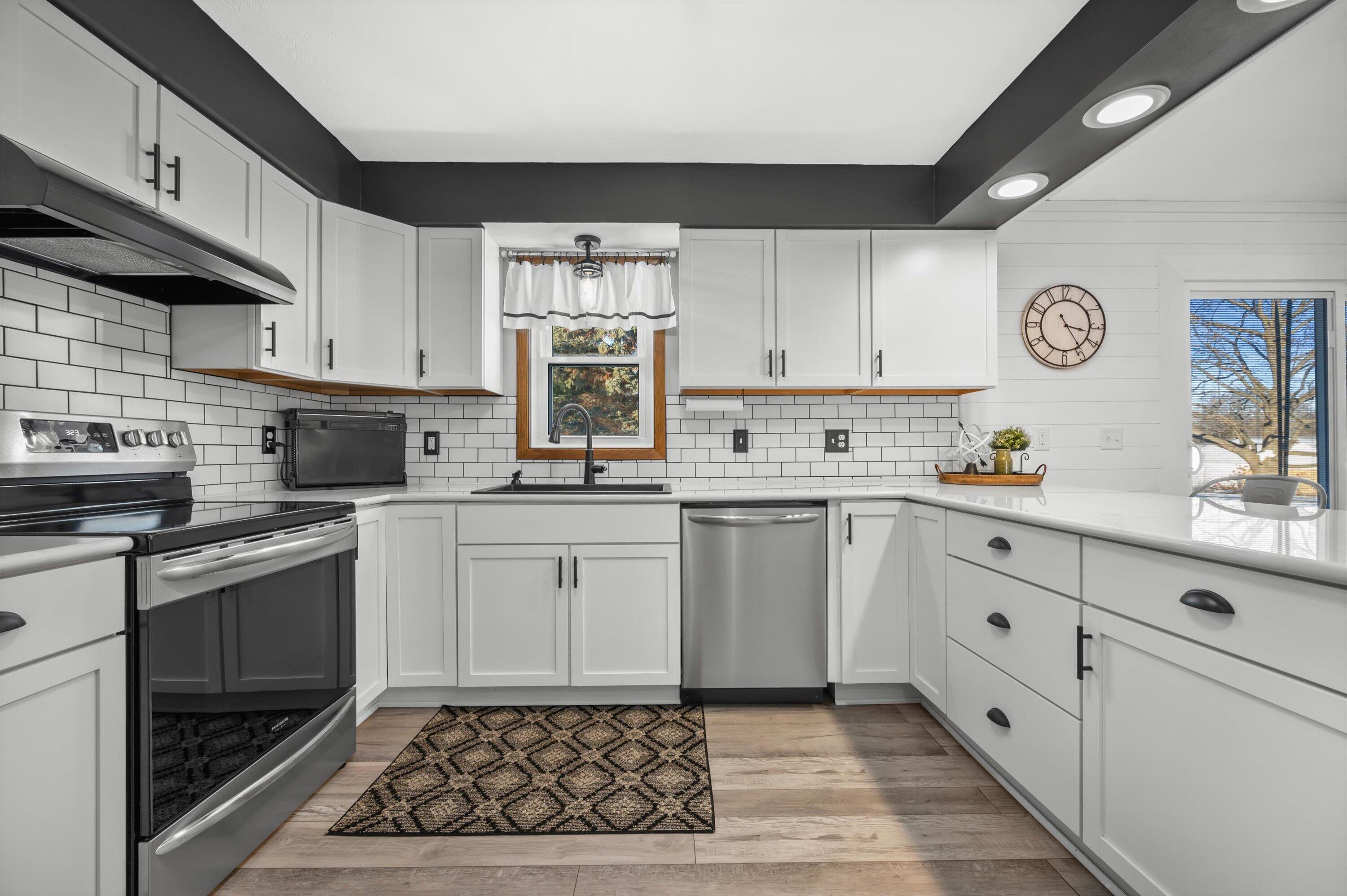 202 Highland Avenue Fort Atkinson, WI 53538 - Photo 3 of 26 09-DSC7918